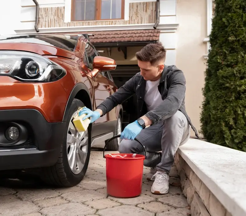 Lavage auto à domicile Puttelange-lès-Thionville : professionnel intervenant sur un véhicule